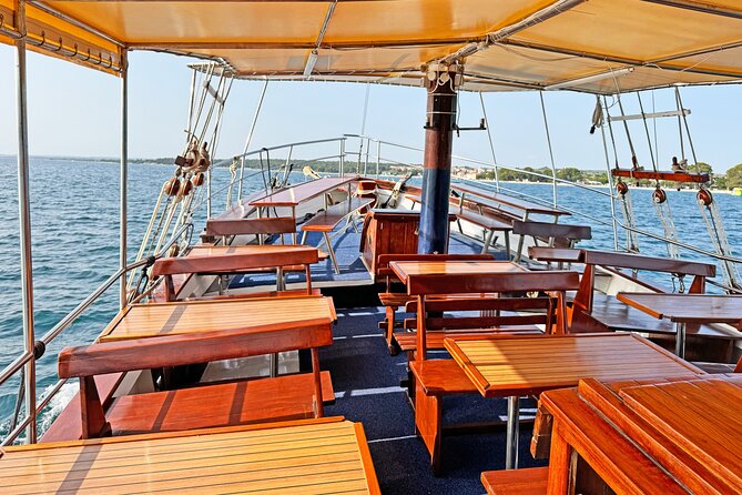 2-Hour Dolphin Guided Safari NP Brijuni from Fazana - Drinks, WiFi, and the private-table setup