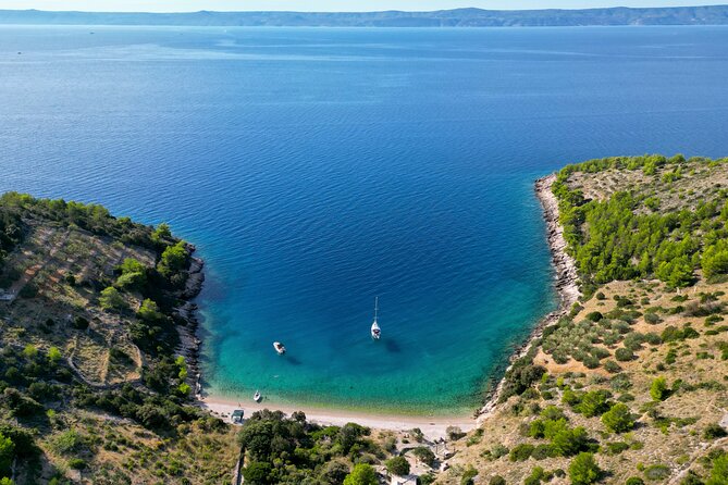 3 Islands Speedboat Tour: Golden Horn, Blue Lagoon & Jelsa Town - Jelsa brings a town into the day