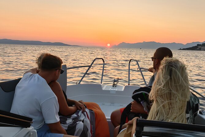 3 Islands Speedboat Tour: Golden Horn, Blue Lagoon & Jelsa Town - The guide can shape the whole outing