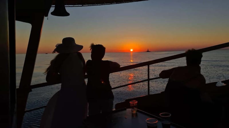3hours Dolphin Sunset watching with unlimited drinks +dinner - Looking for dolphins in open water
