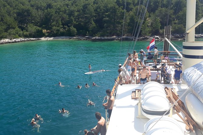 All Inclusive Brac and Solta islands swimming cruise - Brac swimming stop: two hours in a quiet bay