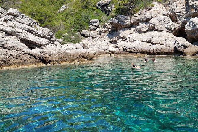 Blue cave tour - 4 caves and sandy beach - Skippers can shape the whole experience