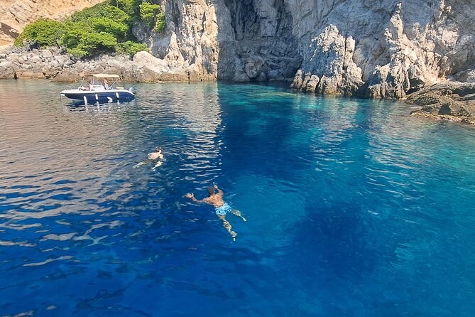 Blue & Green cave,Šunj beach - with drinks small group speedboat - The speedboat atmosphere and group size