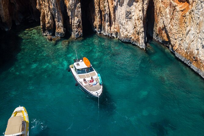 Blue & Green cave tour with yacht from town Hvar - The crew, equipment, and onboard comfort
