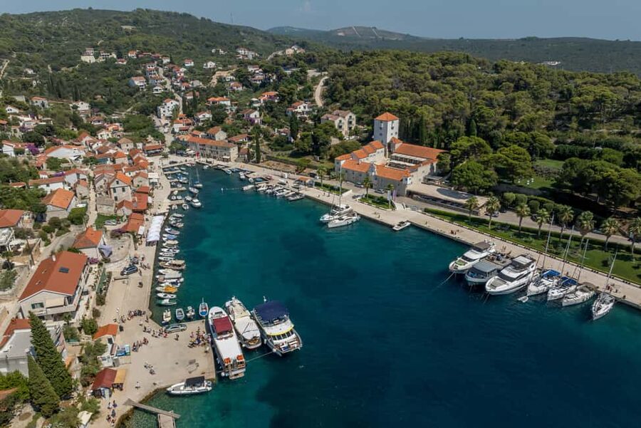 Blue Lagoon & Islands Day Cruise from Split with Lunch - How the crew shapes the experience