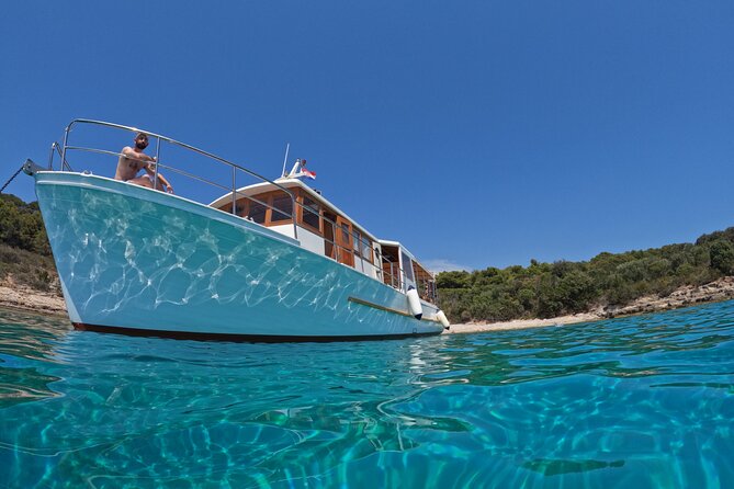 Boat Tour at Delfina Hvar - Cruising Hvar’s south coast toward Red Rocks