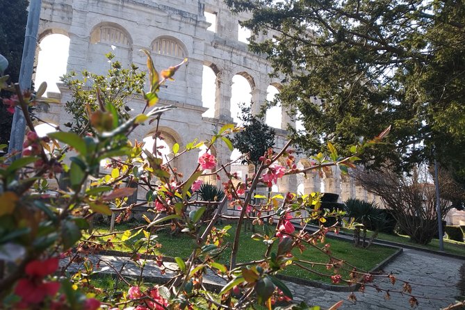 Curiosities and secrets of Pula - The Arco dei Sergi in five quick minutes