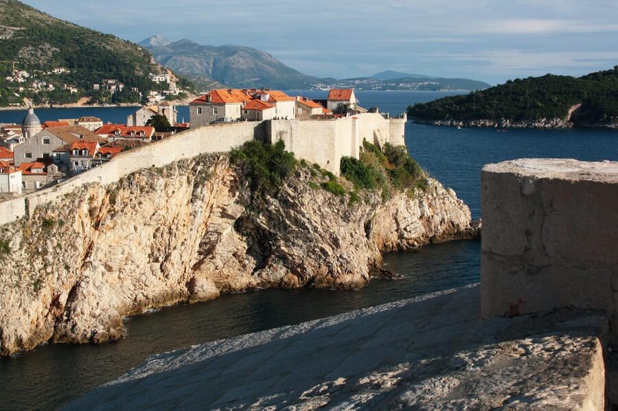 Dubrovnik: 2h Private Game of Thrones Walking Tour - Photo Stops, Waterfront Views, and the Iron Throne