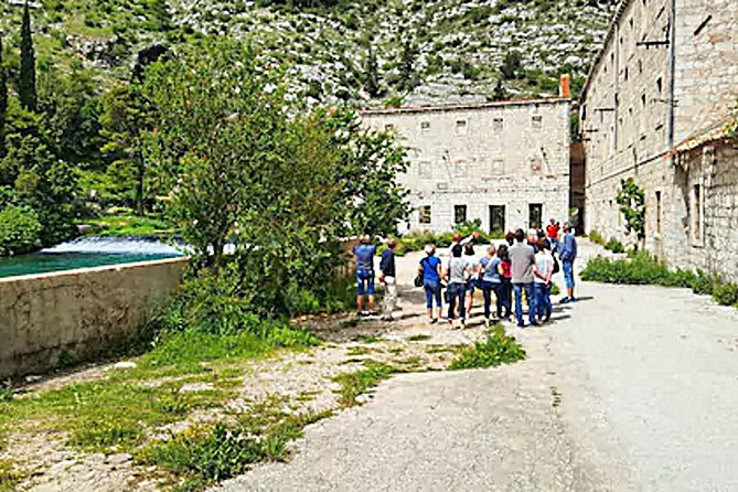 Dubrovnik City Tour: Panorama Drive & Sightseeing Walk - Finding the guide at Pile Gate or Gruž port