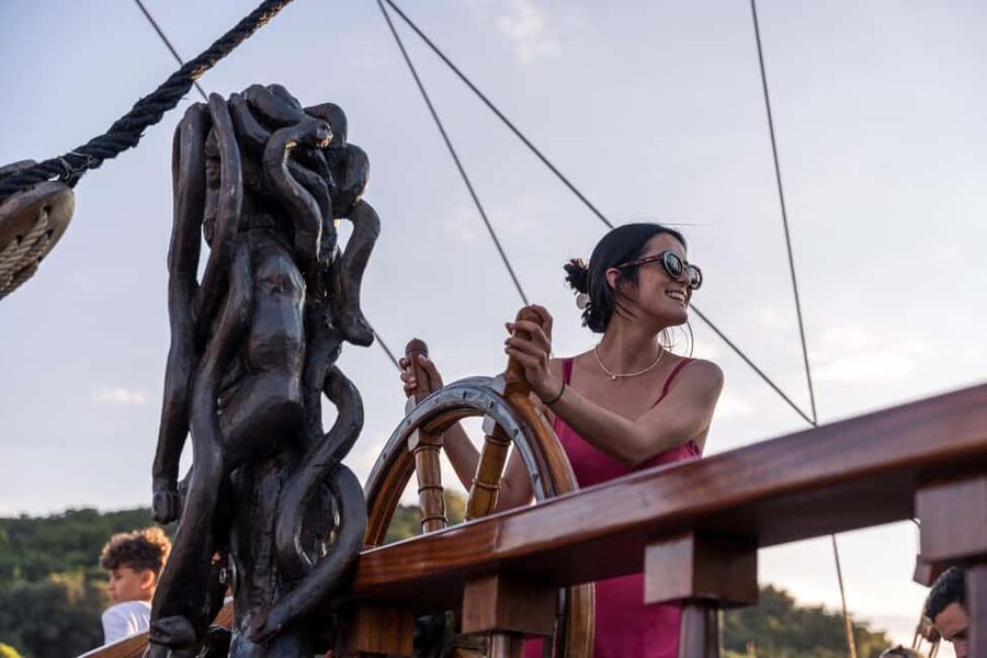 Dubrovnik: Galleon Sunset Cruise with a Live Guide & Drink - How Families and Couples Will Find It