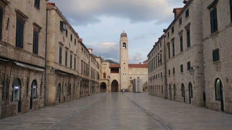 Dubrovnik: Insider 90-Minute Walking Tour With a Local - Finding the guide near Ploče Gate