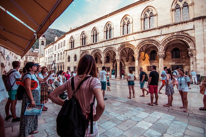 Dubrovnik: Mini Combo Old town & Game of Thrones (Spanish) - The guide’s photo book is the tour’s strongest tool