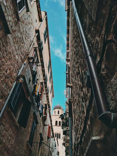 Dubrovnik Old Town History Tour: Early & Late Start - Finding the guide at Pile Square
