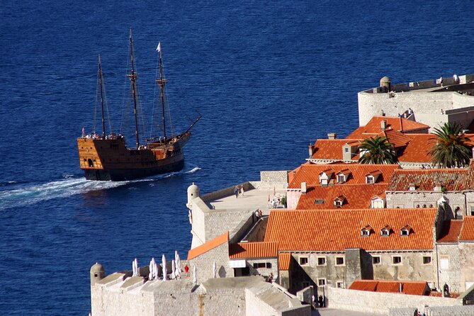 Dubrovnik Old Town Walking Tour and Cruise with Karaka - What the guide adds to your day