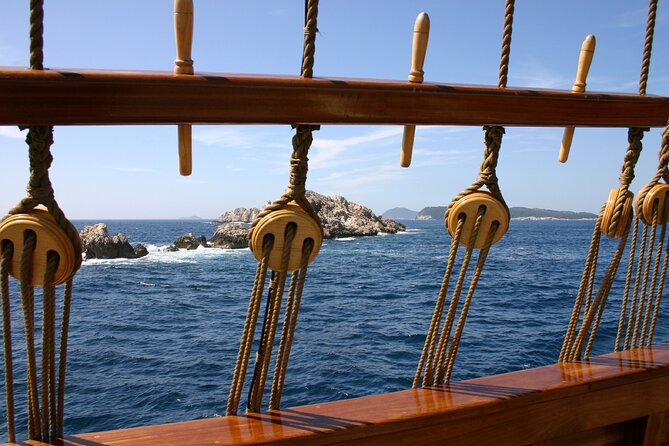 Dubrovnik Old Town Walking Tour and Cruise with Karaka - Who should book this experience?