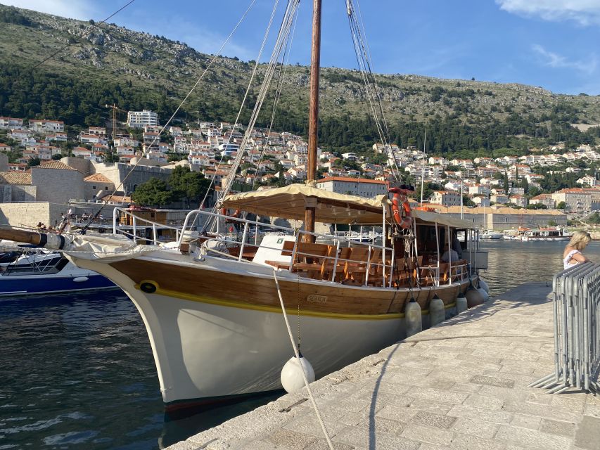 Dubrovnik: Panoramic Sunset Cocktail Cruise Around Old Town - The crew and the atmosphere on board