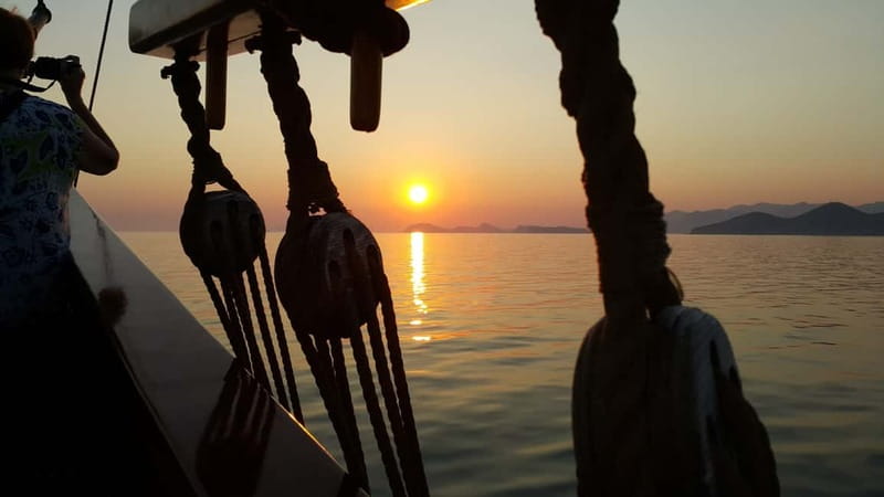 Dubrovnik: Panoramic Sunset Cruise on Karaka Ship - A sparkling welcome before the sunset begins