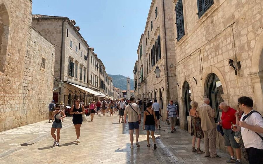 Dubrovnik: Pile Gate & Old Town with Spices and Hidden Gems - Onofrio’s Fountain and the first look at Stradun