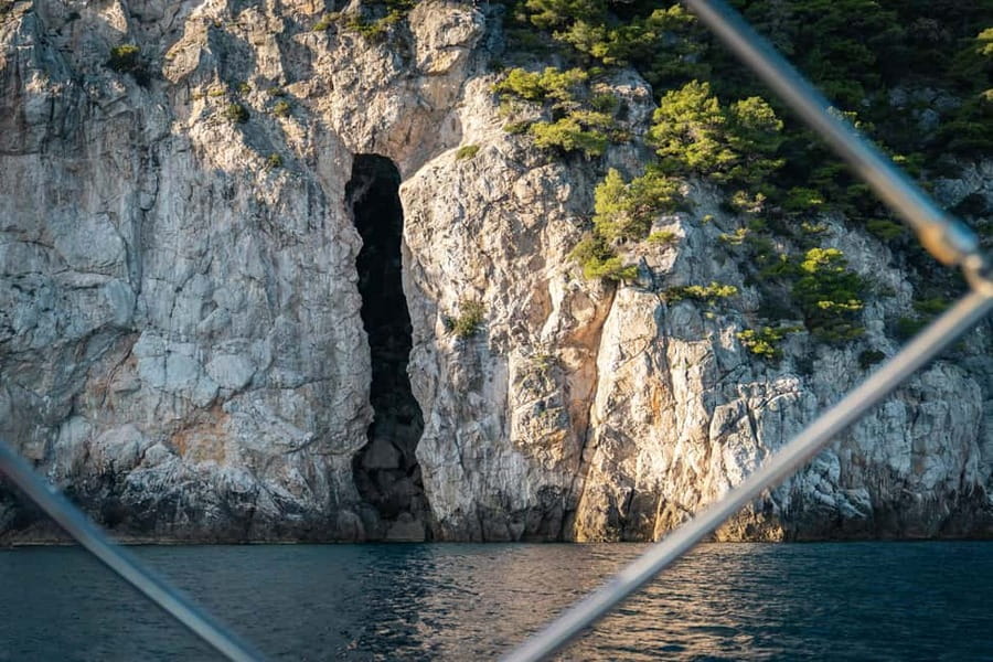 Dubrovnik: Private speedboat tour of Elafiti islands - Drinks, food, and the island setting
