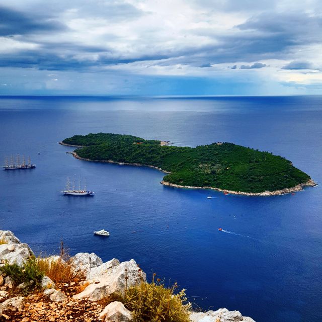 Dubrovnik: Sunset Panorama Tour with Glass of Wine - Guides, photos, and the human side of the outing