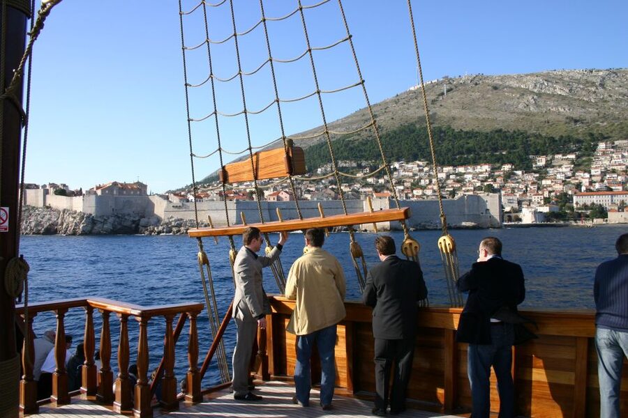 Dubrovnik walking tour and cruise on Karaka ship - Dalmatian sweets on board