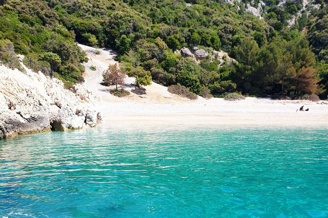 Fd boat-trip Medulin - Blue cave - Cres + lunch + dolphin search - Lunch served while cruising the Adriatic