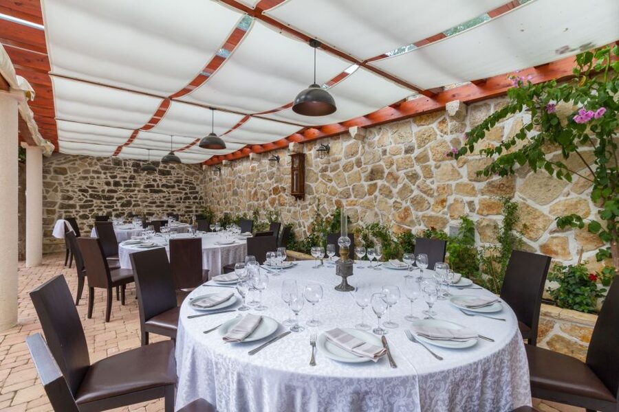From Biograd: Wine and Olive Oil Tasting in Ražnjevića Dvori - The guide and the feel of the visit
