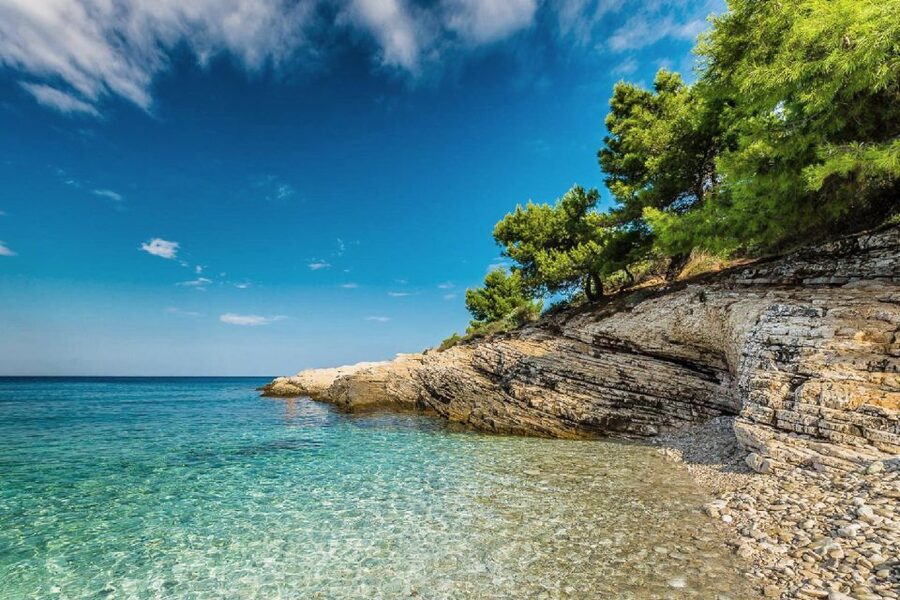From Fazana: Sea caves, hidden island, cliffs and more... - Seagull’s Rocks: dramatic cliffs seen from the water