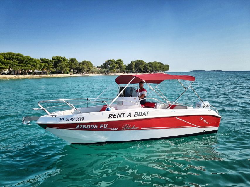 From Fazana: Sea caves, hidden island, cliffs and more... - Cruising past Pula harbor’s old defenses