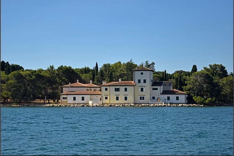 From Pula: Rovinj & NP Brijuni cruise with Red Island visit - Lunch while the Brijuni islands pass by