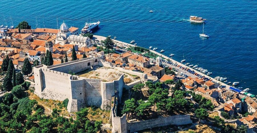 From Sinj: 1.5-Hour Private Flight over Kornati & Šibenik - Crossing Kozjak toward Trogir and Kaštela Bay