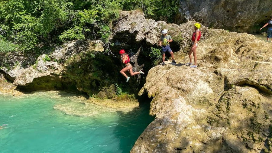 From Slunj: Mrežnica Canyon Kayaking Tour - Guides and group atmosphere