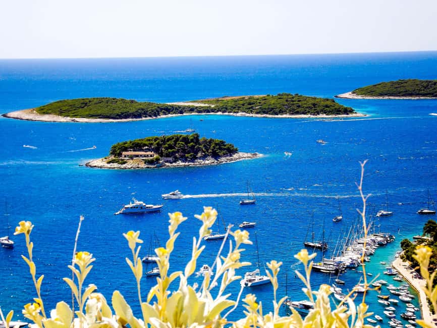 From Split: 5 Islands and Blue Cave Boat Tour - Stiniva Bay: famous view, short stop