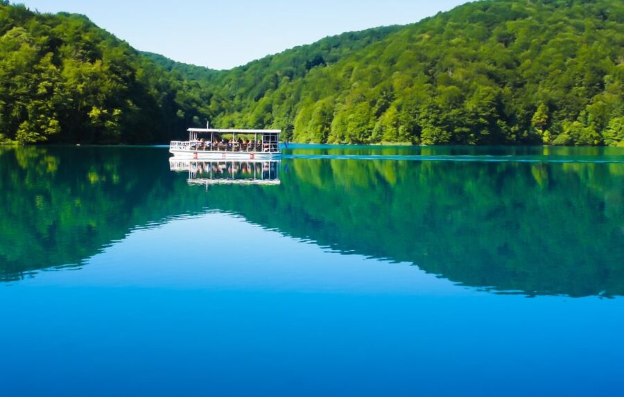 From Split: Plitvice Lakes Guided Tour with Entry Tickets - Walking the upper and lower lakes