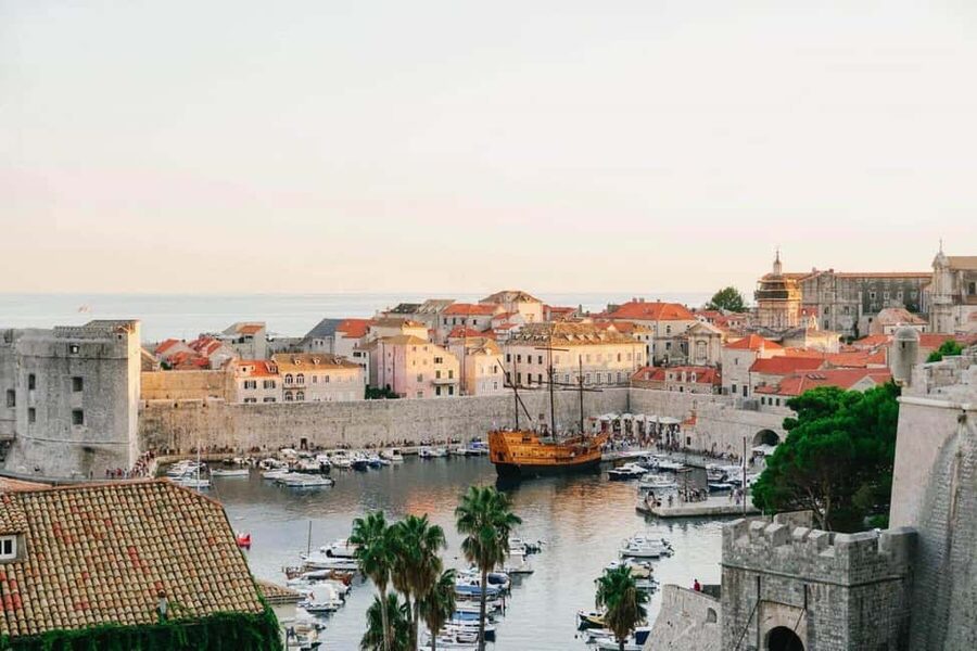 From Split/Trogir: Dubrovnik Guided Tour with a Stop in Ston - A short coffee break beside the walls of Ston