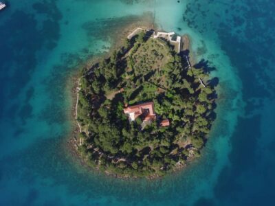 Island-Hopping Speedboat Tour with Drinks