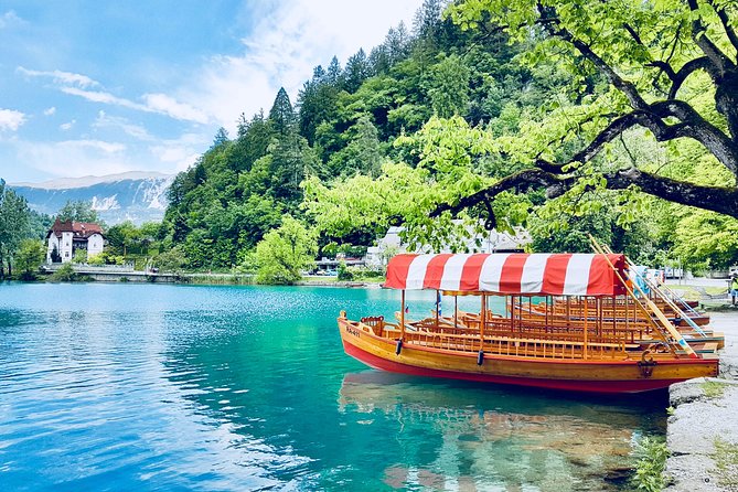 Full-Day trip to Lake Bled - The pletna boat ride to Bled Island