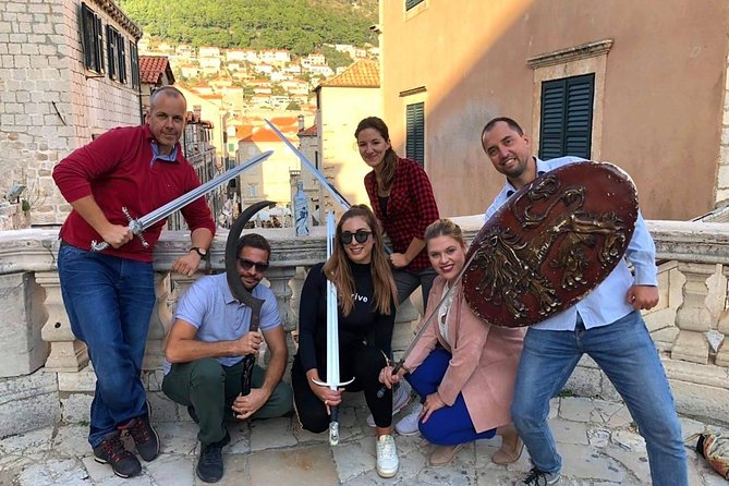Game of Thrones Extended Tour with Swords and Props - Meeting the guide beneath the Lannister banner