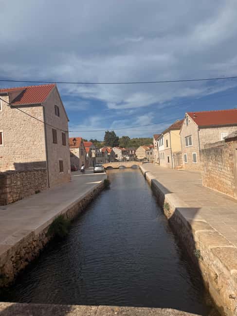 Hvar: Hvar Wine Tasting Experience - Crossing Hvar on the old road