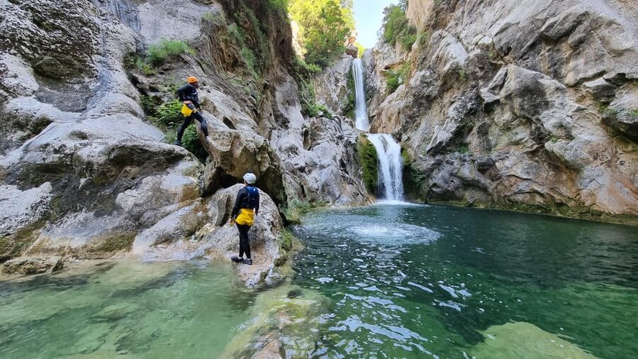 Iz Omisa/Zadvarija: Extremni Canyoning na rijeci Cetini - The guide and small-group advantage