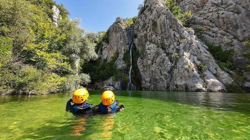 Iz Omisa/Zadvarija: Extremni Canyoning na rijeci Cetini - Getting equipped in Zadvarje