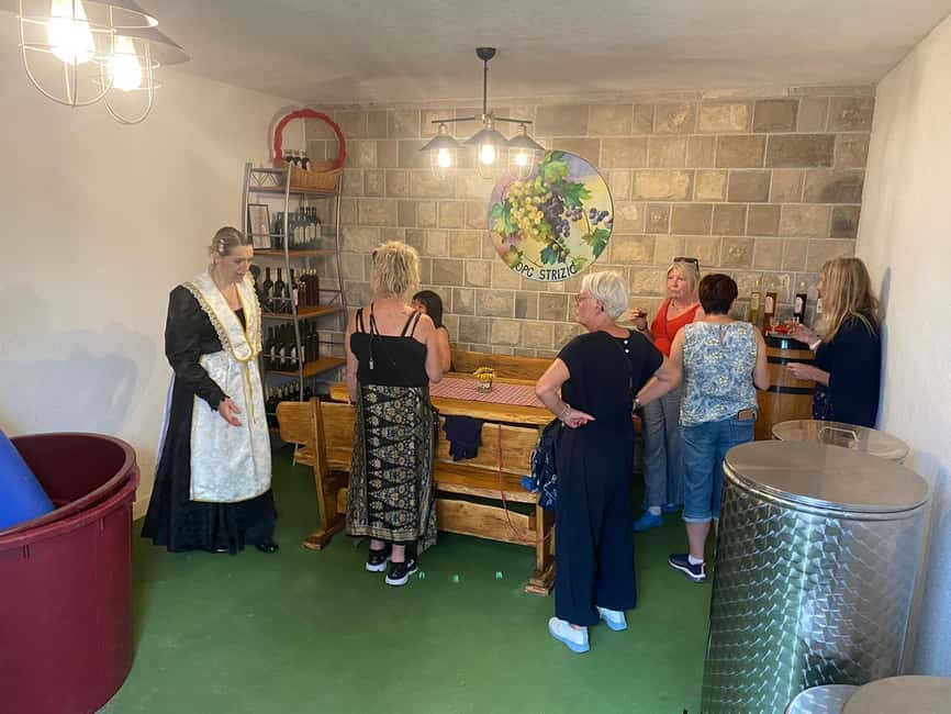 Kastela: Wine & Olive Tasting Tour w/Delicacies & Live Music - Why the six-person limit matters