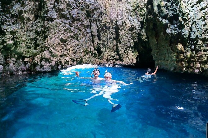 Kayak tour with cave experience - Entering the turquoise cave at Velika Kolombarica