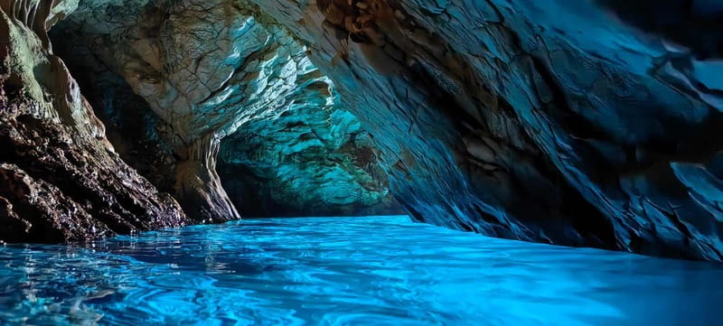 Makarska: 3-island Speedboat Cave & Blue Lagoon Tour - Swimming into Hvar’s Little Blue Cave