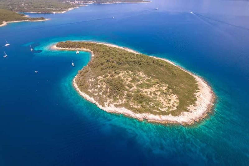 Makarska: 3-island Speedboat Cave & Blue Lagoon Tour - The last swim at Zirje Beach on Brač