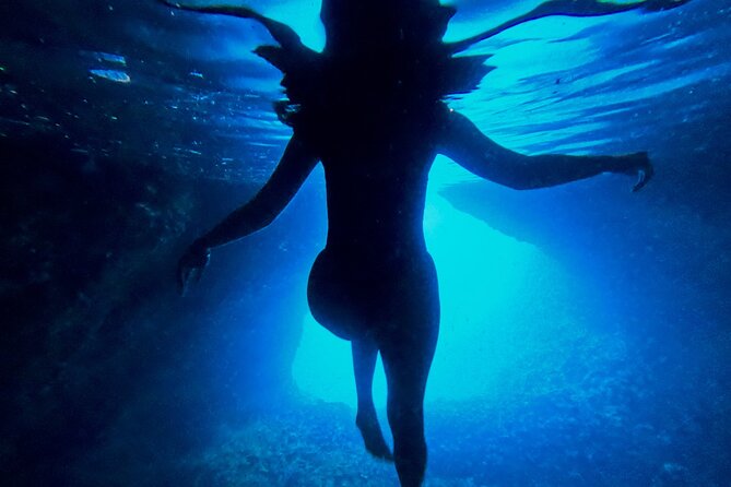 Makarska: 3-Island Speedboat Tour with Cave and Blue Lagoon - Mala Stiniva for swimming and cliff jumping