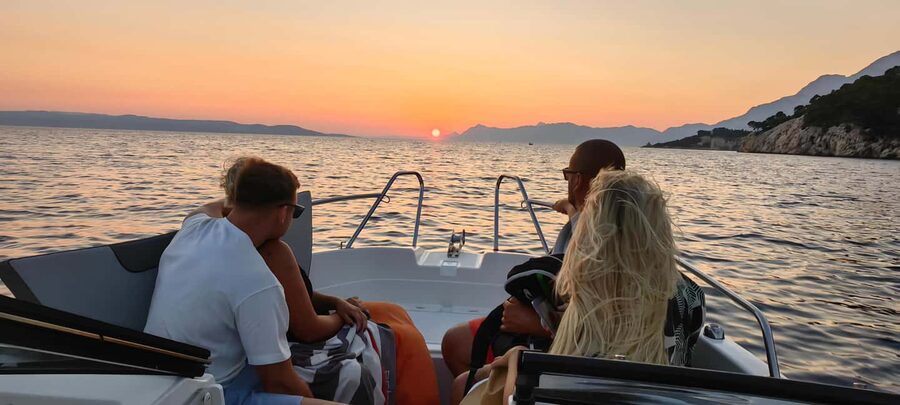 Makarska: Speedboat Sunset Tour to hidden bay on island Brač - Leaving Makarska port with the Riviera behind you