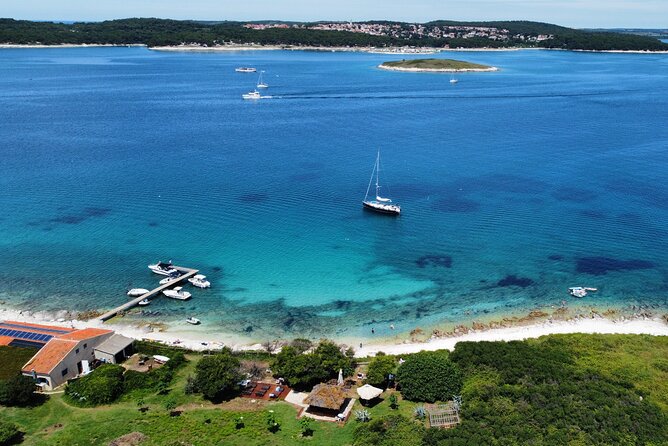Medulin -Kamenjak 5h boat trip with lunch & drinks on Sandra Boat - Crew service and the feel on board