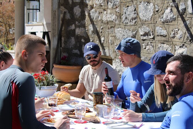Ombla river Paddleboarding tour in Dubrovnik with snacks - Returning downstream and meeting a local family