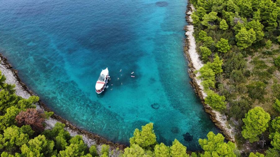 Podstrana: Full-Day Boat Trip to Brač and Shipwreck Kontesa - Lunch on board, with three main choices